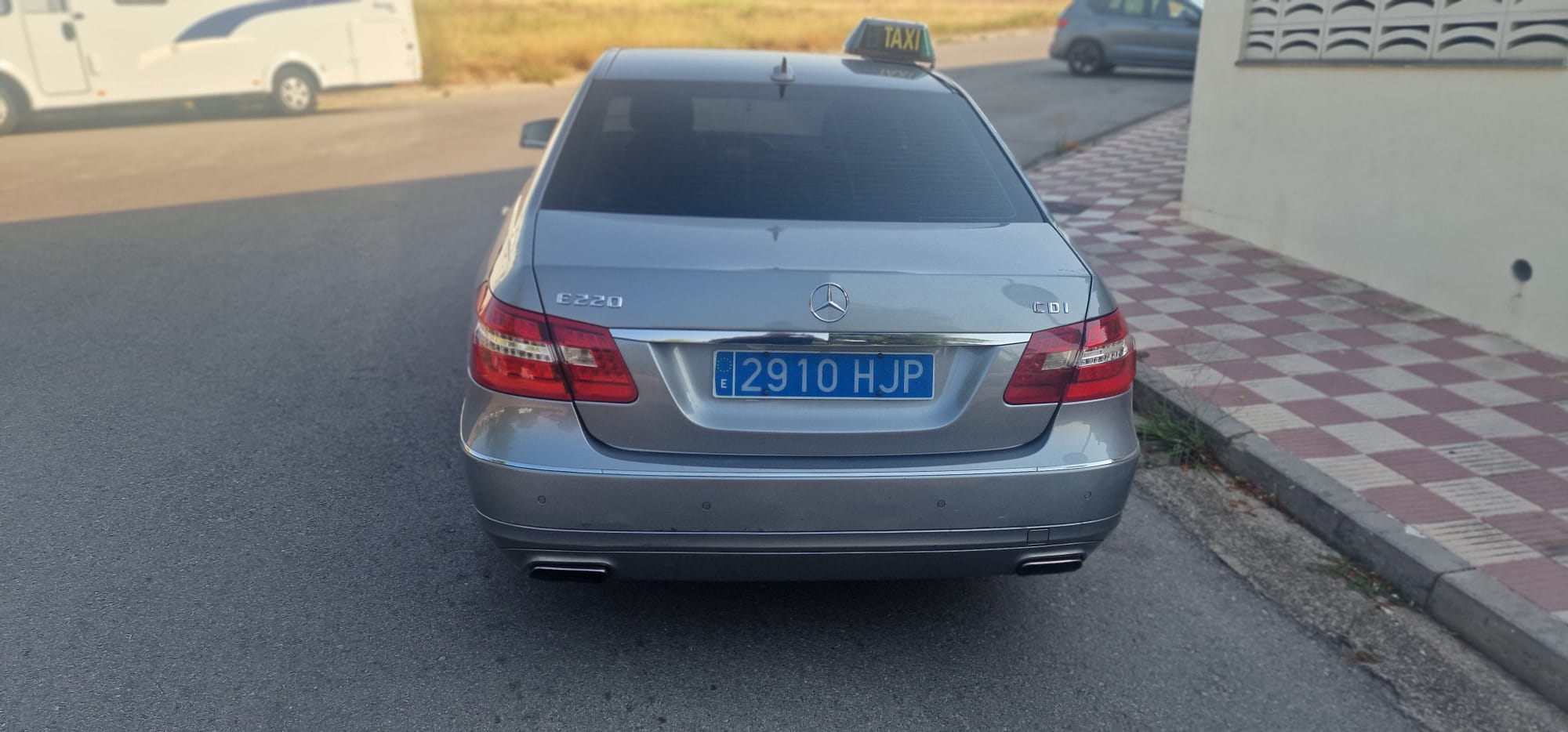 Taxi Rapid 24, Mercedes E220, vista lateral en Esparreguera