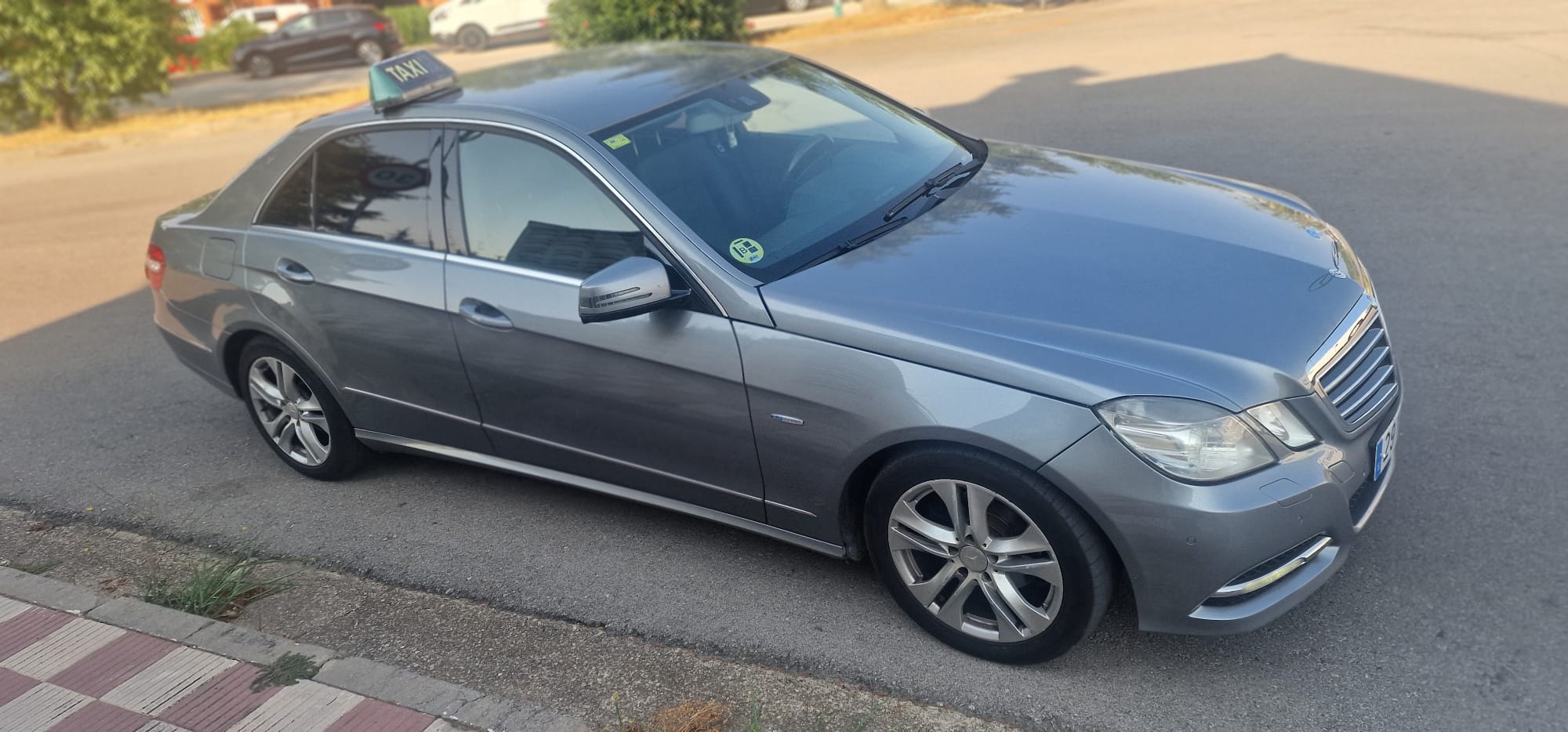 Taxi Rapid 24, Mercedes E220 CDI, vista trasera con señal TAXI